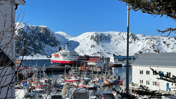 Ein Schiff liegt in der Landschaft am Hafen der Hurtigruten in Norwegen © NDR Foto: Wiebke Keuneke / Mark Diening