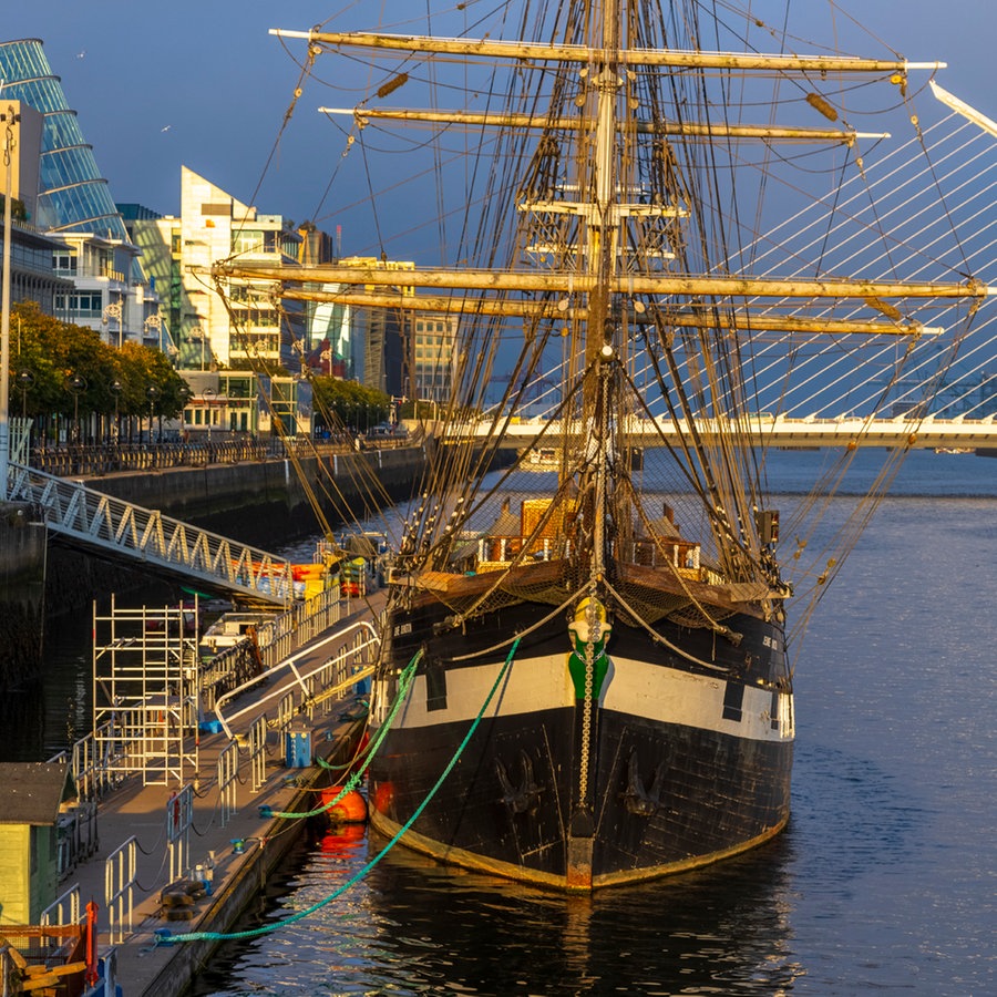 Das irische Schiff Jeannie Johnston erinnert an die große Hungersnot in Irland. Es liegt in Dublin am Fluss Liffey, im Hintergrund die Samuel Beckett Bridge © Gareth McCormack Foto: Gareth McCormack