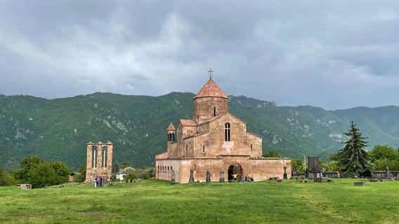 Das Kloster Ozdun vor der Kulisse der Berge © NDR Foto: Tatjana Montik