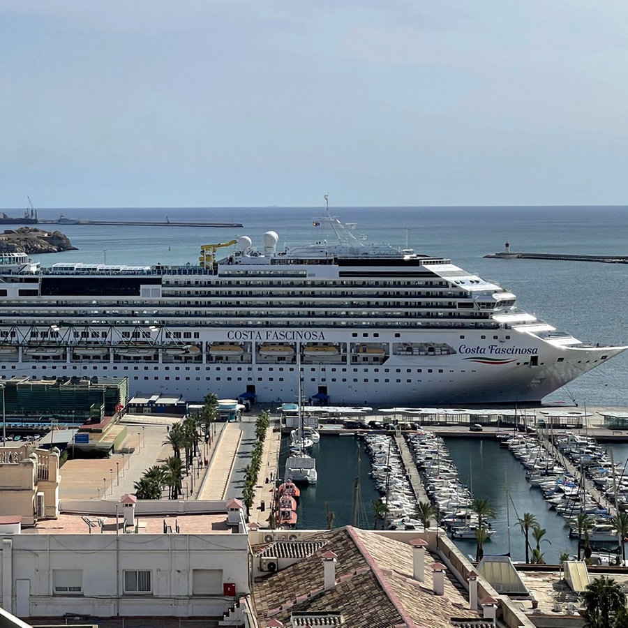Ein Kreuzfahrtschiff liegt im Hafen von Cartagena (Murcia) in Südspanien © NDR Foto: Dennis Burk und Julia Küppers  