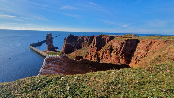 Der Felsen "Lange Anna" vor der Küste von Helgoland - ein Wahrzeichen in der Nordsee © NDR Foto: Sebastian Parzanny