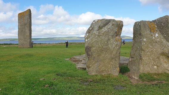 Touristen fotografieren einen Steinkreis auf einer der Inseln der schottischen Orkneys © NDR Foto: Thomas H.A. Becker