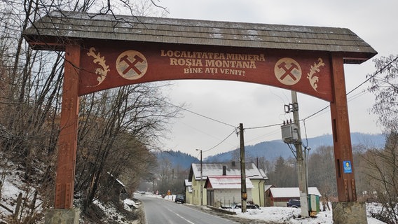 Ein Haus in der Bergbau Region Rosia Montana in Rumänien © NDR Foto: Alexander Musik