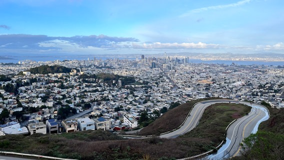 Die Metropole von San Francisco mit hügeliger Straße - von Twin Peaks aus gesehen. © NDR Foto: Ana Radić