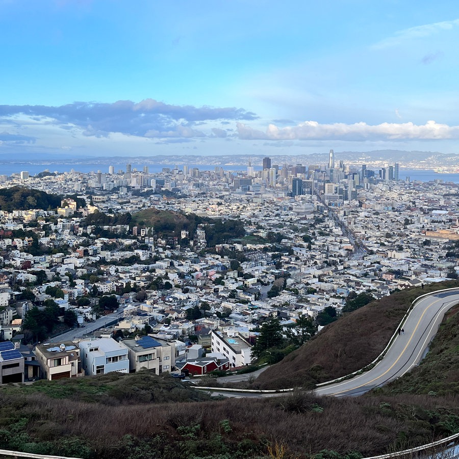 Die Metropole von San Francisco mit hügeliger Straße - von Twin Peaks aus gesehen. © NDR Foto: Ana Radić