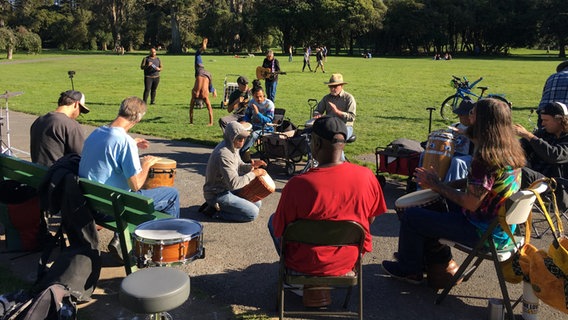 Menschen im Park in San Francisco spielen auf Bänken Perkussionsinstrumente © NDR Foto: Ana Radić