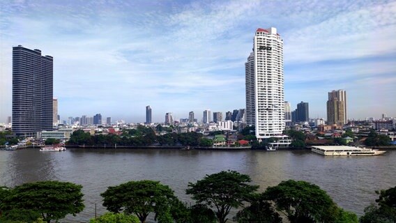 Hochhäuser der Millionenmetropole Bangkok am Fluss © NDR Foto: Isa Hoffinger