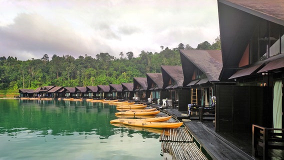 Boote liegen vor schwimmenden Bungalows auf dem jadegrünen Chian-Lan See in Thailand © NDR Foto: Isa Hoffinger