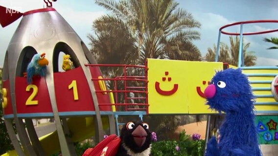 Szene aus einer Sesamstraßenfolge: Zwei Monster auf dem Spielplatz (Screenshot).  