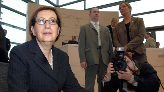 Die bisherige schleswig-holsteinische Ministerpräsidentin Heide Simonis (SPD) sitzt am 27. April 2005 kurz vor der Wahl des neuen schleswig-holsteinischen Ministerpräsidenten zum letzten Mal auf ihrem Platz im Landtag in Kiel. © picture-alliance/ dpa/dpaweb Foto: Wulf Pfeiffer