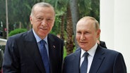Archivbild: Tayyip Erdogan (l), Präsident der Türkei, und Wladimir Putin, Präsident von Russland, anlässlich ihres Treffens im russischen Schwarzmeerort Sotschi. © Uncredited/Turkish Presidency Pool/AP/dpa 