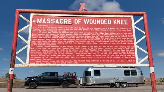 Ein Schild auf das Massaker von Wounded Knee im Pine Ridge-Reservat. © ARD Foto: Sebastian Hesse