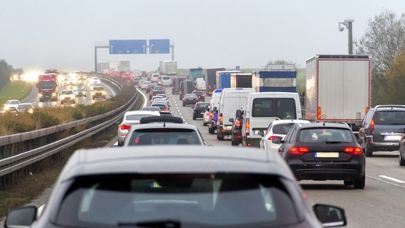 Ein Stau auf einer Autobahn © PantherMedia Foto: prill