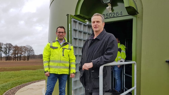 Steyerbergs Bürgermeister Jürgen Weber (rechts) steht vor dem Eingang eines Windrades.  Foto: Verena Ondorza