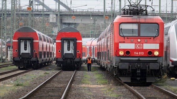 Züge der Deutschen Bahn auf einem Abstellgleis © dpa-Bildfunk Foto: Boris Roessler/dpa