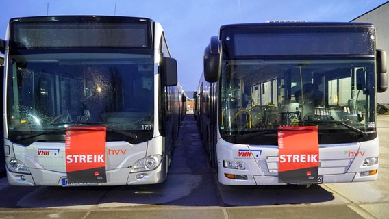 Busse der Verkehrsbetriebe HVV und VHH stehen aufgrund eines Streiks auf einem Werksgelände in Hamburg. © picture alliance /ABB 
