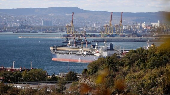 Russland: Ein Öltanker liegt im Hafen von Noworossiysk. ©  ---/AP/dpa 