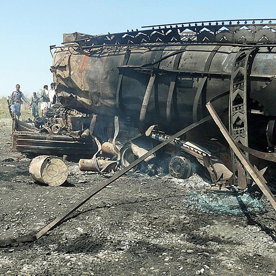 Ein ausgebrannter Tanklaster in Afghanistan. © dpa picture alliance Foto: epa Jawed Kargar