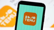 Das Logo des chinesischen Online-Shops Temu-App auf einem Smartphone © picture alliance / CFOTO Foto: CFOTO