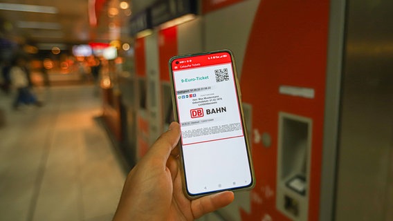 Eine Person hat ein digitales 9-Euro-Ticket auf seinem Smartphone geöffnet. © IMAGO / aal.photo Foto: IMAGO / aal.photo