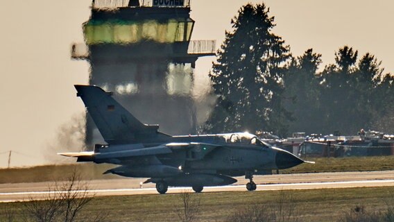 Ein Tornado-Kampfflugzeug der Bundesluftwaffe landet auf dem Fliegerhorst Büchel. © picture alliance/dpa Foto: Thomas Frey