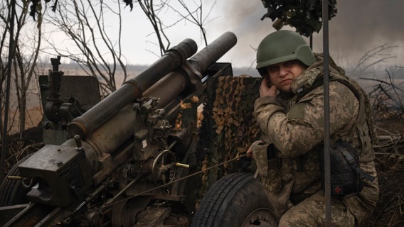 Ukrainischer Soldat im Schützengraben bei Awdijiwka © Efrem Lukatsky/AP/dpa Foto: Efrem Lukatsky