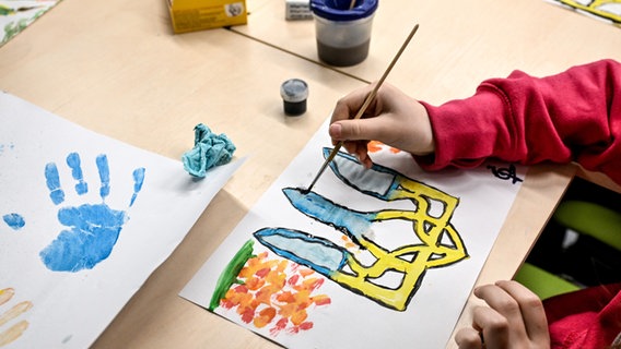 Ein Schüler in der Region Saporischschja malt während des Kunstunterrichts das Staatswappen der Ukraine. © picture alliance/dpa/Ukrinform 