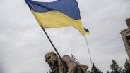 Die ukrainische Flaage weht auf einer Statue © picture alliance / AA | Metin Aktas Foto: Metin Aktas