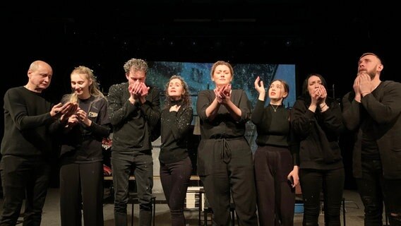Die Theatergruppe Conception aus Mariupol bei einer Aufführung in Kiew. © ARD Foto: Andrea Beer