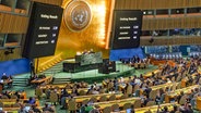 Die Abstimmungsergebnisse einer Resolution werden während einer Vollversammlung der Vereinten Nationen im Saal angezeigt. © dpa bildfunk/AP Foto: Bebeto Matthews