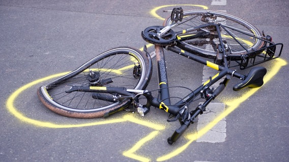 Ein zerstörtes Fahrrad liegt nach einem Unfall auf der Straße. © dpa/picture-alliance Foto: Daniel Naupold