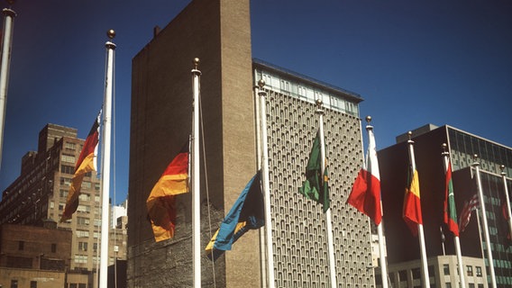 Am 19. September 1973 werden die Flaggen der neu in die UN aufgenommenen Staaten BRD, DDR und die Bahamas vor dem UN Gebäude gehisst. © picture-alliance / dpa Foto: picture-alliance / dpa