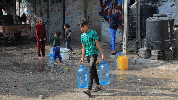 Kinder holen Wasser in der Stadt Rafah im südlichen Gazastreifen. © Rizek Abdeljawad/XinHua/dpa 