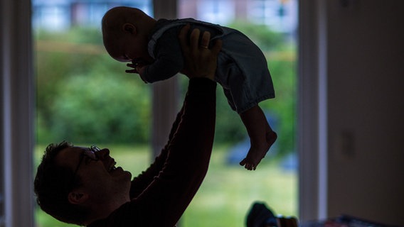 Ein Vater spielt mit seinem Baby. © dpa Foto: Jens Büttner