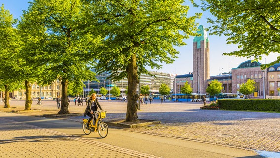 Radfahrerin in der Innenstadt von Helsinki © picture alliance 