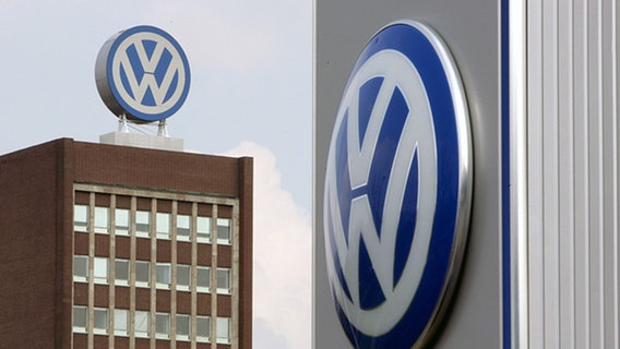 Das Volkswagen-Logo an den VW-Verwaltungsgebäuden in Wolfsburg © picture alliance Foto: Rainer Jensen