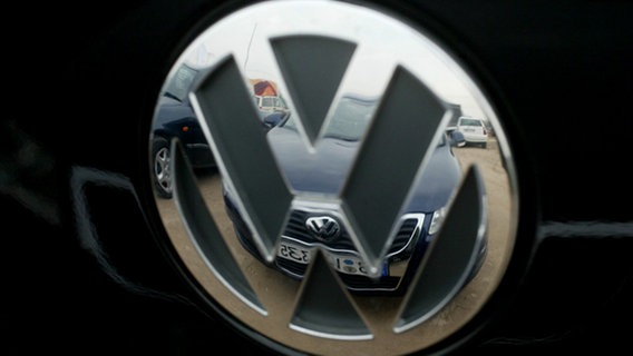Volkswagen spiegelt sich in VW-Enblem © dpa 