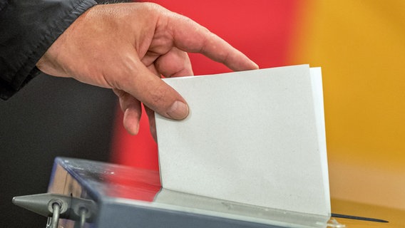 Ein Wähler wirft seinen Stimmzettel zur Bundestagswahl in die Wahlurne. (Archiv-Foto) © Michael Kappeler/dp 