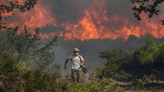 Nahe der Ortschaft Vati im Süden der Insel Rhodos steht der Wald in Flammen © Petros Giannakouris/AP/dpa 