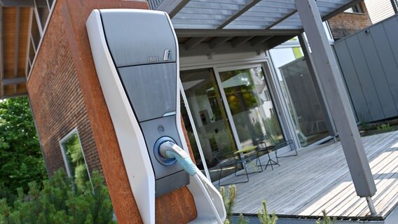 Eine Wallbox (Aufladestation) für E-Autos an einem Einfamilienhaus. © picture alliance / Sven Simon Foto: Frank Hoermann