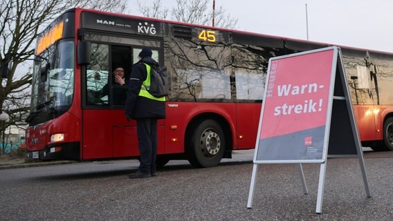 Ein Schild mit der Aufschrift "Warnstreik" steht am Eingang zum Betriebshof des Verkehrsbetriebs Autokraft in Kiel. © dpa-Bildfunk Foto: Christian Charisius/dpa