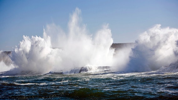 Hohe Wellen © picture alliance / WaterFrame Foto: Franco Banfi