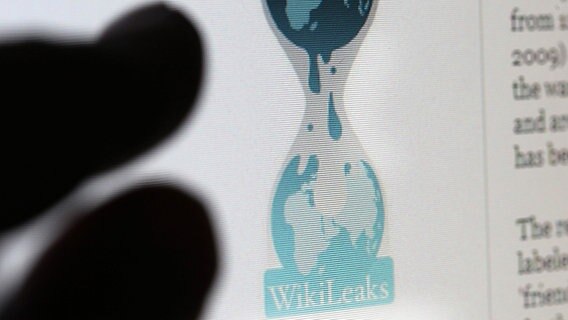 Finger zeigen auf die Internet-Seite von Wikileaks. © dpa Foto: Martin Gerten