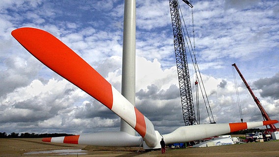 Montage einer Windenergieanlage von Nordex. © picture-alliance/ZB 