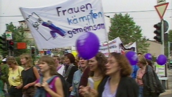 In Schwerin demonstrieren im Juni 1990 Frauen für ein liberales Abtreibungsrecht. © NDR Foto: Screenshot