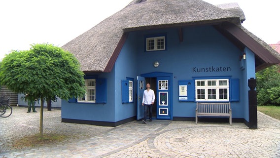 Ein Mann verlässt den Kunstkaten in Ahrenshoop. © NDR Foto: Screenshot