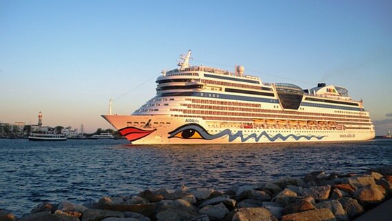 Das Kreuzfahrtschiff AIDAblu läuft in den Hafen von Rostock-Warnemünde ein. © NDR Foto: Carsten Klehn