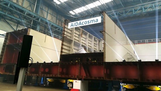 Kiellegung des AIDA-Flüssiggas-Kreuzfartschiffs "AIDAcosma" auf der Neptun Werft in Rostock © Bernd Kalauch Foto: Bernd Kalauch