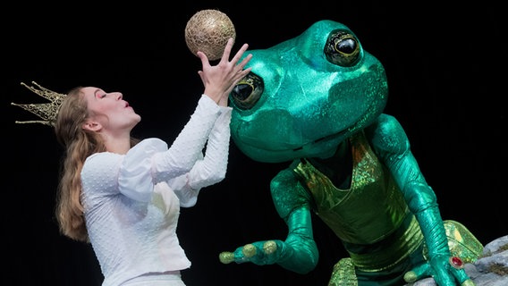 Die Schauspieler Marie-Luise Gerlach als Prinzessin und Erik Gätjen als Frosch stehen während einer Probe des Märchens "Der Froschkönig" auf der Bühne. © dpa-Bildfunk Foto: Stefan Sauer