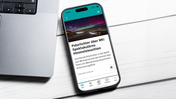 Ein Smartphone zeigt die Startseite der neuen NDR MV App © NDR Foto: IMAGO. / Bihlmayerfotografie
